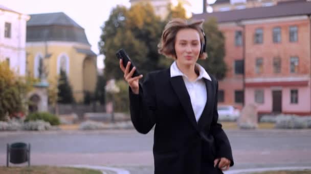 Felice Donna Affari Studente Ascoltando Musica Cantando Cuffia Utilizzando Telefono — Video Stock
