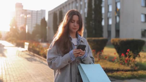 Lento Movimiento Joven Chica Con Pelo Largo Desplazamiento Smartphone Felizmente — Vídeos de Stock