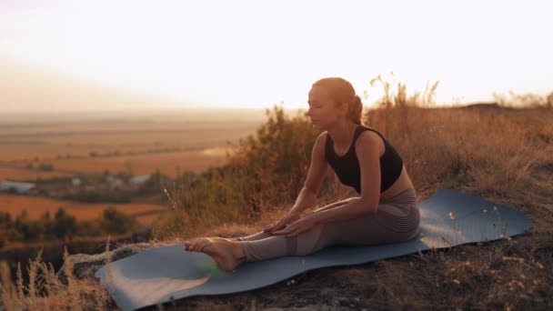 Sylwetka Młodej Szczupłej Kobiety Wykonującej Ćwiczenia Rozciągające Zachodzie Słońca Świeżym — Wideo stockowe