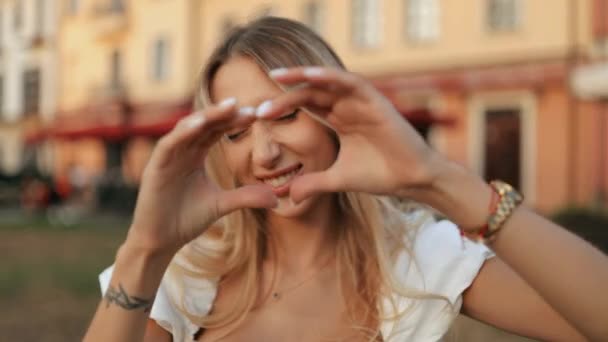 Nádherná Mladá Žena Bílých Letních Šatech Dělá Srdce Rukama Usmívá — Stock video