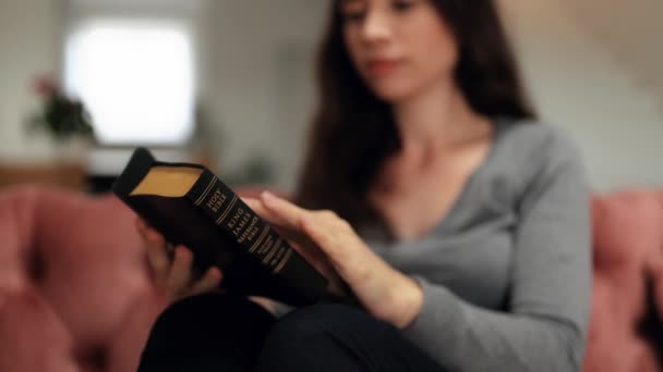 Een Langharig Meisje Die Alleen Thuis Een Boek Leest Zittend — Stockvideo