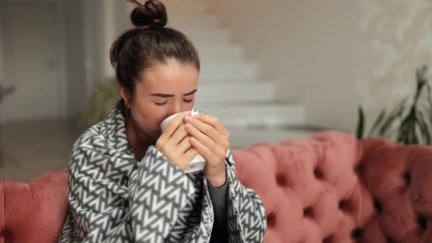 Chorý Člověk Doma Nemocná Žena Pije Čaj Zatímco Sedí Pod — Stock video