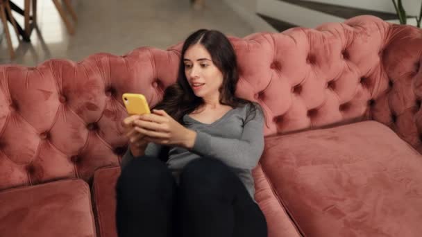 Vacker Ung Kvinna Lyssnar Med Mobiltelefon Hemma Rolig Och Glad — Stockvideo