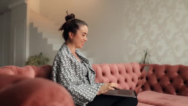Mujer Joven Sonriente Sentada Sofá Usando Portátil Portátil Mirando Mensaje — Vídeo de stock