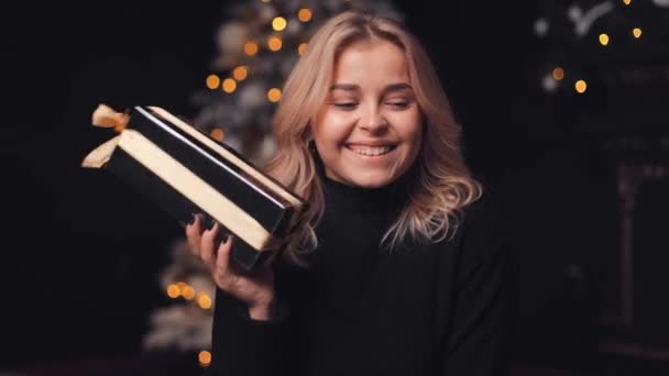 Όμορφη Ευτυχισμένη Χαμογελαστή Νεαρή Ξανθιά Γυναίκα Κάθεται Κοντά Ένα Διακοσμημένο — Αρχείο Βίντεο