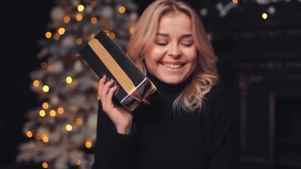 Güzel Mutlu Gülümseyen Sarışın Bir Kadın Noel Süsleriyle Süslü Bir — Stok video