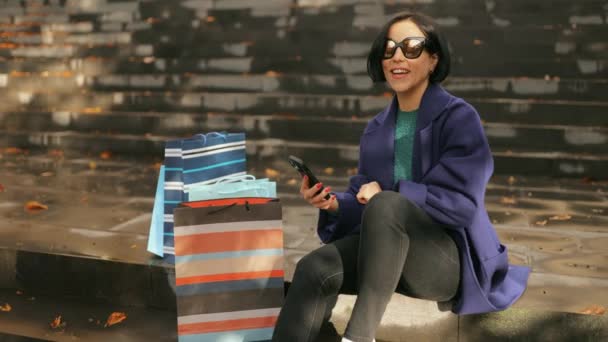 Щасливий Шопінг Середнього Віку Ходить Міській Вулиці Тримає Сумки Покупок — стокове відео