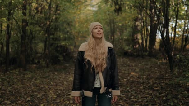 秋天的一天 一个年轻快乐的女人在雾蒙蒙的森林里散步时 拍到了一张照片 她深深地吸了一口气 享受着新鲜空气 — 图库视频影像