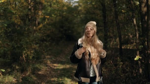 Porträtt Attraktiv Långhårig Blond Kvinna Som Går Parken Solig Höstdag — Stockvideo