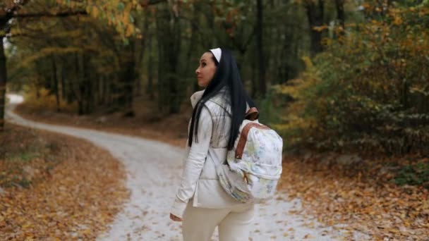 Atractiva Mujer Caminando Bosque Otoño Viajera Con Mochila Otoño Fantasías — Vídeos de Stock