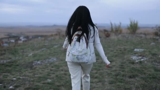 Die Kamera Folgt Einer Jungen Frau Mit Langen Haaren Wie — Stockvideo