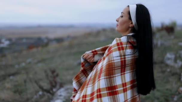 Uma Jovem Turista Fica Topo Envolta Cobertor Admira Beleza Natureza — Vídeo de Stock