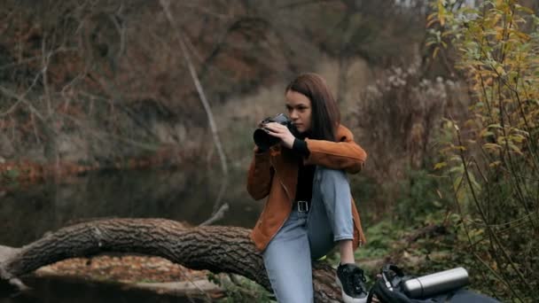Kameralı Genç Bir Kadın Gezgin Kuşları Hayvanları Manzarayı Vuruyor Sırt — Stok video
