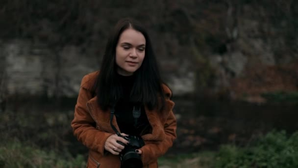 Kameralı Genç Bir Kadın Gezgin Sonbahar Ormanında Doğanın Fotoğraflarını Çekiyor — Stok video