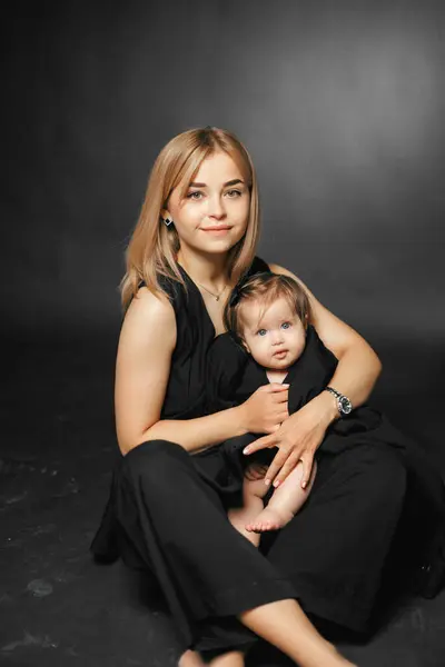 Lycklig Familj Moderskap Vacker Lycklig Mor Kramar Sin Lilla Nyfödda Royaltyfria Stockfoton
