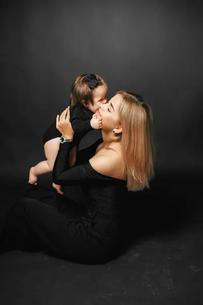 Lycklig Familj Moderskap Vacker Lycklig Mamma Kysser Sin Lilla Nyfödda Stockbild