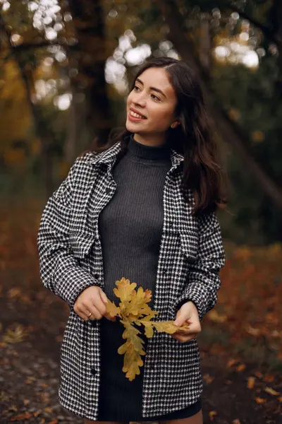 Açık hava atmosferik yaşam tarzı genç ve güzel bir bayanın portresi. Sıcak sonbahar