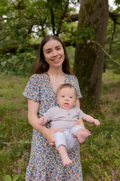 Anneler Günü. Mutlu aile annesi ve küçük oğlu doğayla oynuyor ve gülüyor.