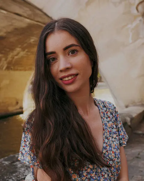 Paris 'te uzun saçlı, gülümseyen genç bir kadının yakın plan portresi.