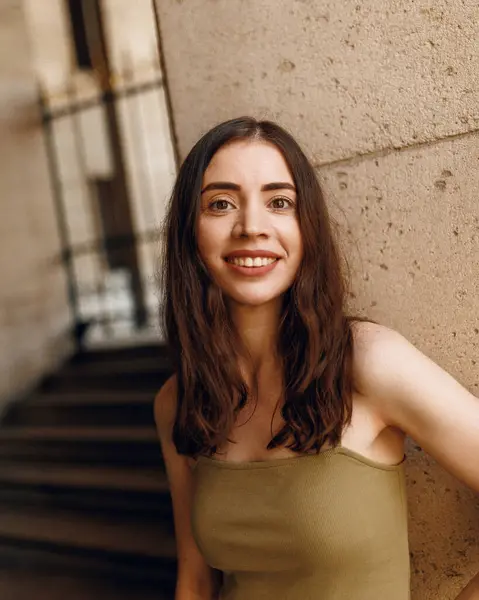 Louvre yakınlarındaki Paris 'te genç ve çekici bir kadının portresi. Sevimli mutlu bir kız kameraya bakıyor.