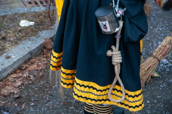 A rope with a scaffold knot hangs on the costume of a parade participant at a carnival procession in Hohenstadt, Germany.