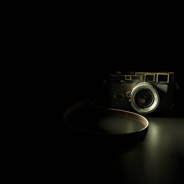 Post Kamera Vintage Pencahayaan Malam Hari — Stok Foto