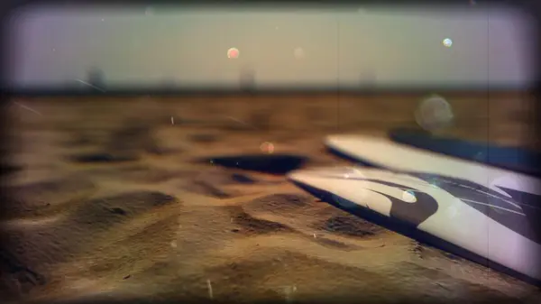 Sörf zamanı. Plaj günbatımı tatilde.