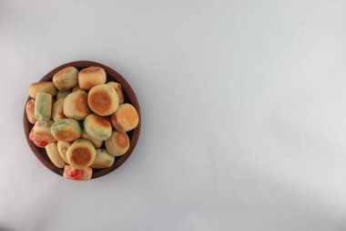 Bakpia Pathok. traditional cake. steamed cake. Yogyakarta special food. original flavour, chocolate flavour, cheese flavour. served on a plate, against a plain white background.