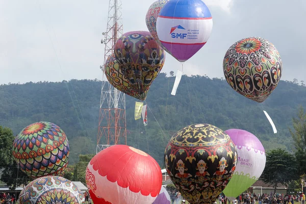 Karanganyar インドネシア 2022年11月20日 熱気球祭 カラフルな巨大気球です 人々は熱狂的に祭りを祝う 丘の見えるサッカー場で — ストック写真