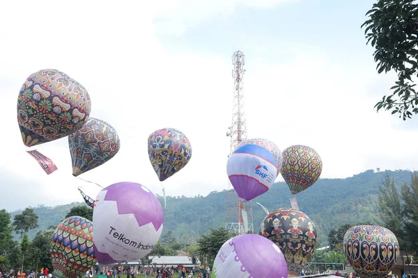 Karanganyar インドネシア 2022年11月20日 熱気球祭 カラフルな巨大気球です 人々は熱狂的に祭りを祝う 丘の見えるサッカー場で — ストック写真