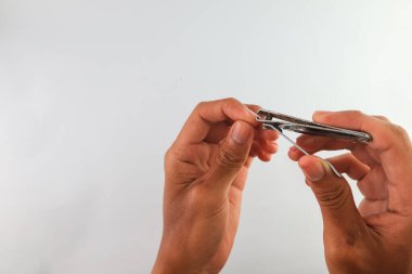 Çivi kesmeye yakın. Tırnak kesme konsepti. Uzun ve kirli tırnaklar sağlıklı bir yaşam tarzı. Vücudunu temiz tut. Beyaz Arkaplanda izole edilmiş