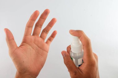 El dezenfektanlı el spreyi. Bir sürü görünmez bakteri. Mikropları ve bakterileri yok etme ve öldürme kavramı. Sağlıklı bir yaşam tarzı. Vücudunu temiz tut. Beyaz Arkaplan