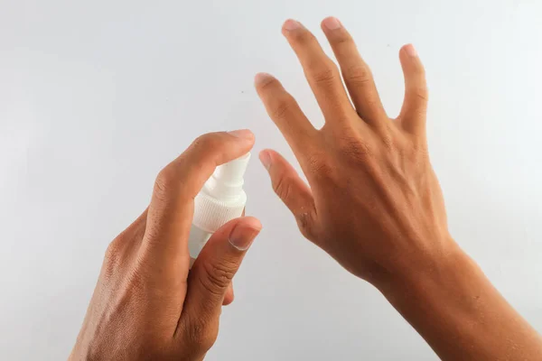El dezenfektanlı el spreyi. Bir sürü görünmez bakteri. Mikropları ve bakterileri yok etme ve öldürme kavramı. Sağlıklı bir yaşam tarzı. Vücudunu temiz tut. Beyaz Arkaplan