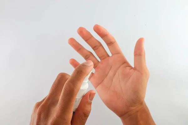 El dezenfektanlı el spreyi. Bir sürü görünmez bakteri. Mikropları ve bakterileri yok etme ve öldürme kavramı. Sağlıklı bir yaşam tarzı. Vücudunu temiz tut. Beyaz Arkaplan