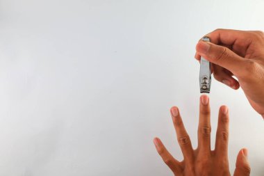Çivi kesmeye yakın. Tırnak kesme konsepti. Uzun ve kirli tırnaklar sağlıklı bir yaşam tarzı. Vücudunu temiz tut. Beyaz Arkaplanda izole edilmiş