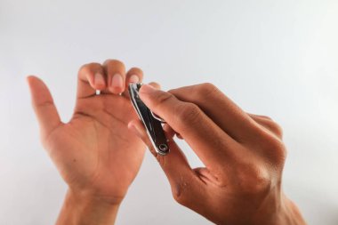 Çivi kesmeye yakın. Tırnak kesme konsepti. Uzun ve kirli tırnaklar sağlıklı bir yaşam tarzı. Vücudunu temiz tut. Beyaz Arkaplanda izole edilmiş
