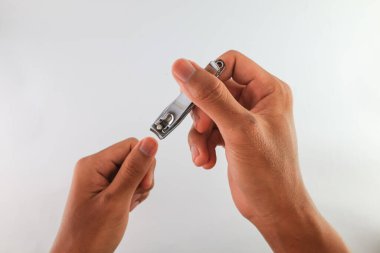 Çivi kesmeye yakın. Tırnak kesme konsepti. Uzun ve kirli tırnaklar sağlıklı bir yaşam tarzı. Vücudunu temiz tut. Beyaz Arkaplanda izole edilmiş