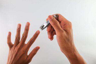 Çivi kesmeye yakın. Tırnak kesme konsepti. Uzun ve kirli tırnaklar sağlıklı bir yaşam tarzı. Vücudunu temiz tut. Beyaz Arkaplanda izole edilmiş