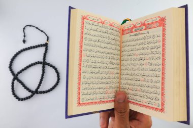 Klaten, Endonezya - Mart 04, 2023: kutsal kitap al Quran. İslam 'da yaşam tarzı. İslam gelenekleri ve inançları. Kutsal kitaplara çalış. Kutsal Ramazan ayı etkinlikleri. beyaz arkaplan.