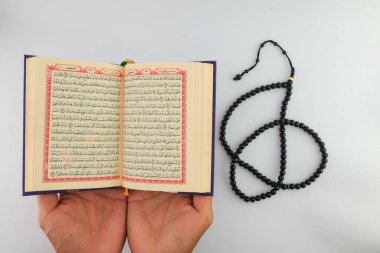Klaten, Endonezya - Mart 04, 2023: kutsal kitap al Quran. İslam 'da yaşam tarzı. İslam gelenekleri ve inançları. Kutsal kitaplara çalış. Kutsal Ramazan ayı etkinlikleri. beyaz arkaplan.