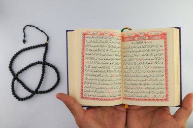 Klaten, Endonezya - Mart 04, 2023: kutsal kitap al Quran. İslam 'da yaşam tarzı. İslam gelenekleri ve inançları. Kutsal kitaplara çalış. Kutsal Ramazan ayı etkinlikleri. beyaz arkaplan.