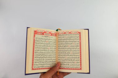 Klaten, Endonezya - Mart 04, 2023: kutsal kitap al Quran. İslam 'da yaşam tarzı. İslam gelenekleri ve inançları. Kutsal kitaplara çalış. Kutsal Ramazan ayı etkinlikleri. beyaz arkaplan.