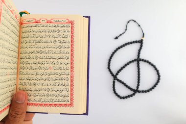 Klaten, Endonezya - Mart 04, 2023: kutsal kitap al Quran. İslam 'da yaşam tarzı. İslam gelenekleri ve inançları. Kutsal kitaplara çalış. Kutsal Ramazan ayı etkinlikleri. beyaz arkaplan.
