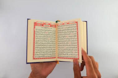 Klaten, Endonezya - Mart 04, 2023: kutsal kitap al Quran. İslam 'da yaşam tarzı. İslam gelenekleri ve inançları. Kutsal kitaplara çalış. Kutsal Ramazan ayı etkinlikleri. beyaz arkaplan.