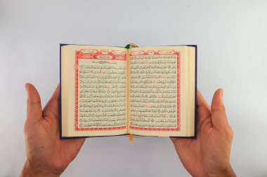 Klaten, Endonezya - Mart 04, 2023: kutsal kitap al Quran. İslam 'da yaşam tarzı. İslam gelenekleri ve inançları. Kutsal kitaplara çalış. Kutsal Ramazan ayı etkinlikleri. beyaz arkaplan.