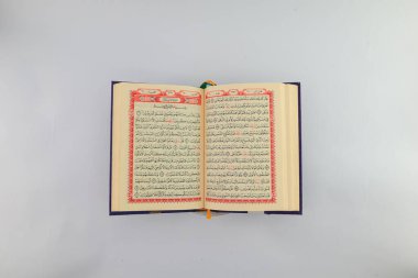 Klaten, Endonezya - Mart 04, 2023: kutsal kitap al Quran. İslam 'da yaşam tarzı. İslam gelenekleri ve inançları. Kutsal kitaplara çalış. Kutsal Ramazan ayı etkinlikleri. beyaz arkaplan.