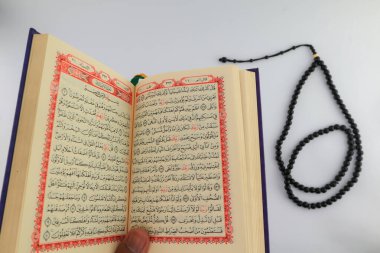 Klaten, Endonezya - Mart 04, 2023: kutsal kitap al Quran. İslam 'da yaşam tarzı. İslam gelenekleri ve inançları. Kutsal kitaplara çalış. Kutsal Ramazan ayı etkinlikleri. beyaz arkaplan.