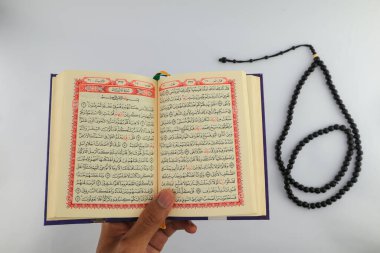 Klaten, Endonezya - Mart 04, 2023: kutsal kitap al Quran. İslam 'da yaşam tarzı. İslam gelenekleri ve inançları. Kutsal kitaplara çalış. Kutsal Ramazan ayı etkinlikleri. beyaz arkaplan.