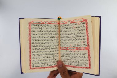Klaten, Endonezya - Mart 04, 2023: kutsal kitap al Quran. İslam 'da yaşam tarzı. İslam gelenekleri ve inançları. Kutsal kitaplara çalış. Kutsal Ramazan ayı etkinlikleri. beyaz arkaplan.