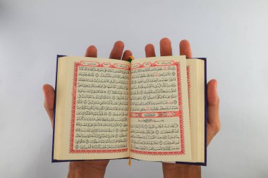 Klaten, Endonezya - Mart 04, 2023: kutsal kitap al Quran. İslam 'da yaşam tarzı. İslam gelenekleri ve inançları. Kutsal kitaplara çalış. Kutsal Ramazan ayı etkinlikleri. beyaz arkaplan.